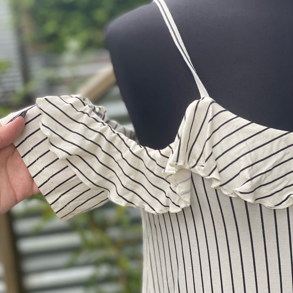 AMERICAN EAGLE Ruffle Cold Shoulder Top - Picture 4 of 5